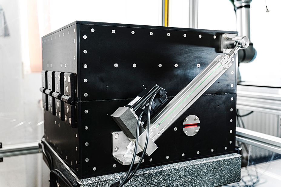 Automated acoustic test cell developed by MRK Systeme and HIWIN for Infineon